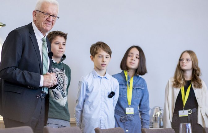 Gleich geht’s los: Die Kinderreporterinnen und Kinderreporter Lennart, Paul, Dana und Louisa (v. l. n. r.) sind bereit zum Interview mit Winfried Kretschmann im Kabinettssaal der Villa Reitzenstein.<span class='image-autor'>Foto: Lichtgut//Leif Piechowski</span>