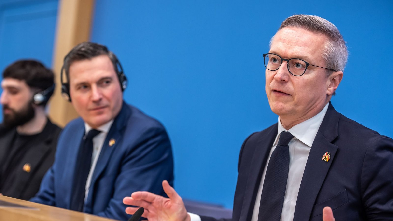 Digitalminister Karsten Wildberger (r.) und sein kanadischer Amtskollege Evan Solomon stellen den deutsch-kanadischen Deal in Berlin bei einer Pressekonferenz vor.Foto: Michael Kappeler/dpa