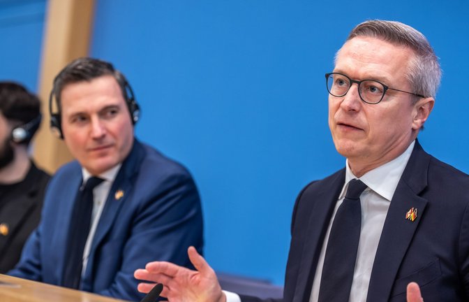 Digitalminister Karsten Wildberger (r.) und sein kanadischer Amtskollege Evan Solomon stellen den deutsch-kanadischen Deal in Berlin bei einer Pressekonferenz vor.<span class='image-autor'>Foto: Michael Kappeler/dpa</span>