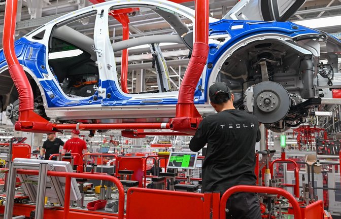 Ein Mitarbeiter der Tesla Gigafactory in Brandenburg. Der Autobauer hat dem Land ein starkes Wachstum beschert.<span class='image-autor'>Foto: Patrick Pleul/dpa</span>