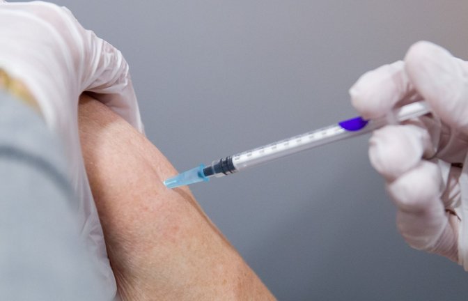 Millionen Menschen in Deutschland müssen einem RKI-Bericht zufolge ihren Impfschutz gegen das Coronavirus wieder auffrischen lassen.<span class='image-autor'>Foto: Daniel Karmann/dpa</span>