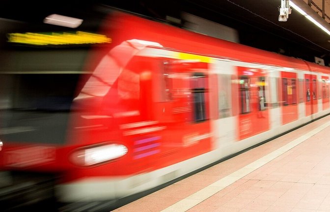 Die Verzögerungen bei Stuttgart 21 bremsen auch zahlreiche Vorhaben der S-Bahn Stuttgart. Die verlängerte Bauzeit für das Milliardenvorhaben dürfte auch wieder Folgen für die Pendlerinnen und Pendler haben, die auf die S-Bahn setzen.<span class='image-autor'>Foto: dpa</span>