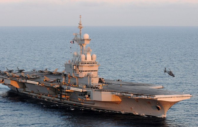 Imposanter Geleitschutz entlang der Kabelbaustelle auf offener See: der französische Flugzeugträger „Charles des Gaulle“.<span class='image-autor'>Foto: epa/Marine Nationale</span>