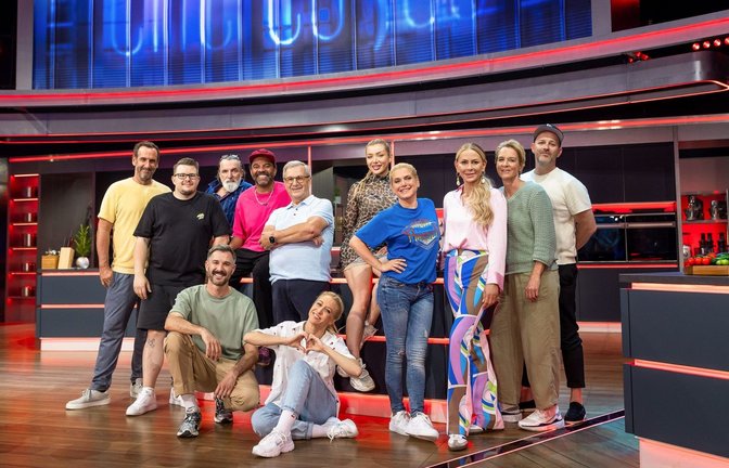 The Taste - Promis am Löffel: Elmar Paulke, Paul Schütz, Andreas Hoppe, Simon Pearce, Jan Hofer, Melody Haase, Jeanette Biedermann, Jenny Elvers, Martina Voss-Teckleburg, Ben Blümel, Jochen Schropp und Kathrin Menzinger<span class='image-autor'>Foto: Joyn/ Benedikt Müller</span>