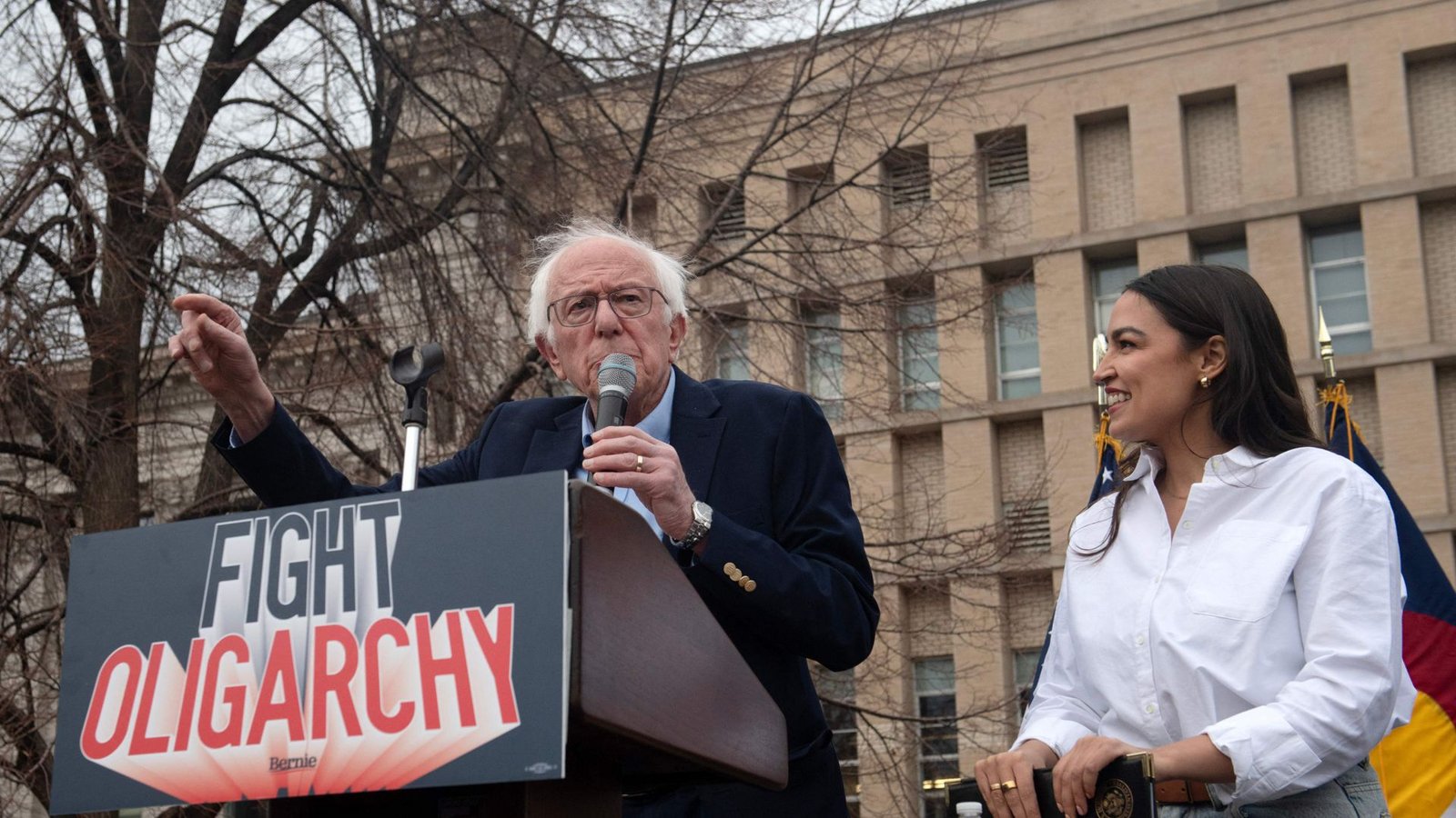 Ihre „Kampf gegen die Oligarchie“-Tour führte Bernie Sanders und Alexandria Ocasio-Cortez durch Colorado, Nevada und Arizona.Foto: AFP/Jason Conolly Ihre „Kampf gegen die Oligarchie“-Tour führte Bernie Sanders und Alexandria Ocasio-Cortez durch Colorado, Nevada und Arizona.Foto: AFP/Jason Conolly