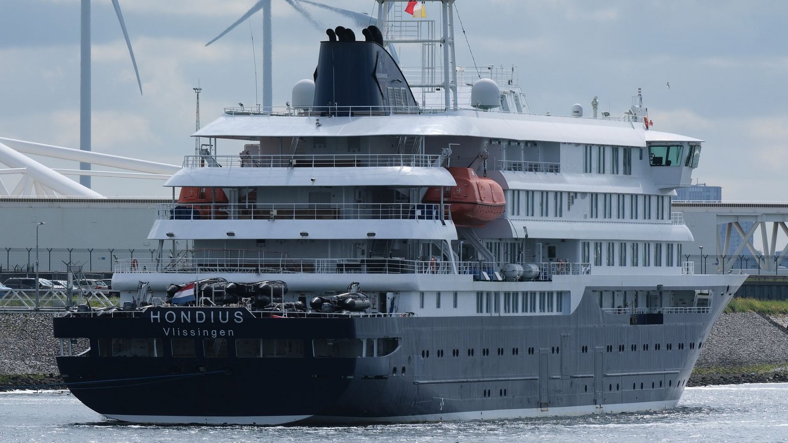 Das Kreuzfahrtschiff wurde desinfiziert. (Archivbild)Foto: Patrick Post/AP/dpa Das Kreuzfahrtschiff wurde desinfiziert. (Archivbild)Foto: Patrick Post/AP/dpa