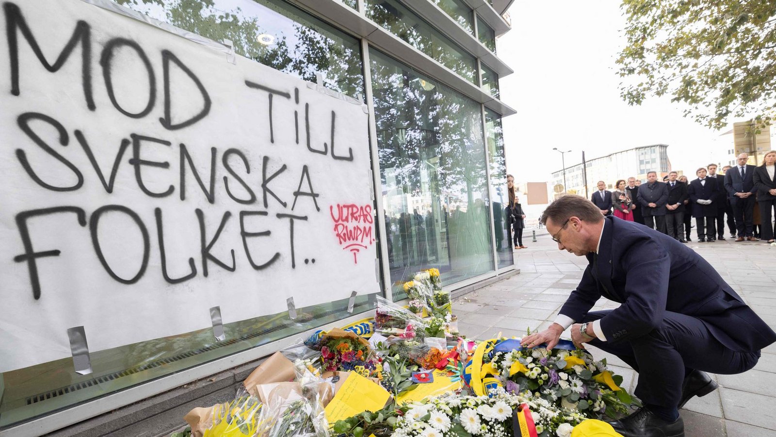 Schwedens Premierminister Ulf Kristersson legt in Brüssel einen Kranz für die beiden schwedischen Attentatsopfer ab. Nun wird bekannt, dass die belgischen Sicherheitskräfte vor dem Anschlag kläglich versagt haben.Foto: AFP/BENOIT DOPPAGNE