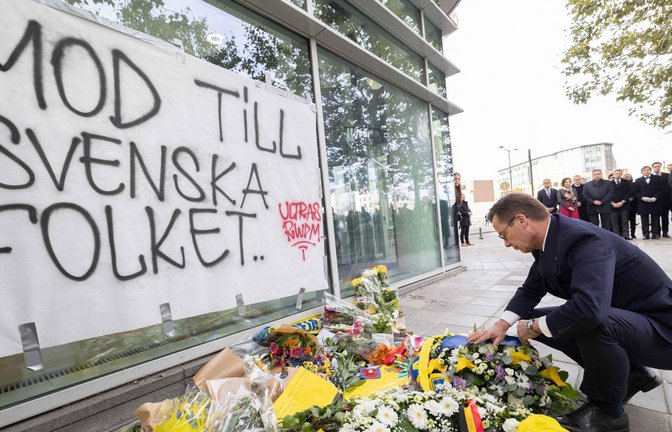 Schwedens Premierminister Ulf Kristersson legt in Brüssel einen Kranz für die beiden schwedischen Attentatsopfer ab. Nun wird bekannt, dass die belgischen Sicherheitskräfte vor dem Anschlag kläglich versagt haben.<span class='image-autor'>Foto: AFP/BENOIT DOPPAGNE</span>