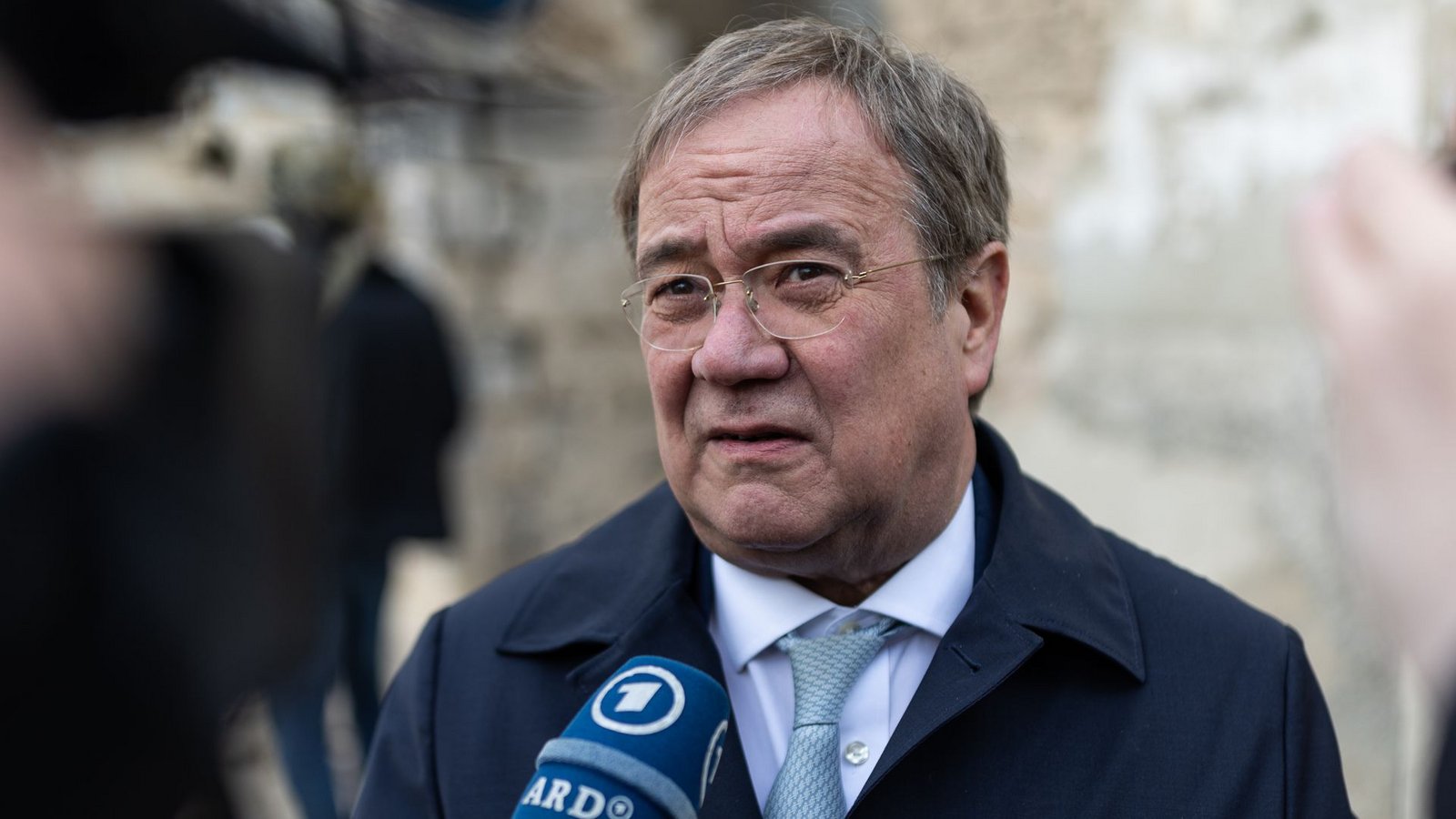 Armin Laschet rast durch die Stadt und bekommt einen Monat Fahrverbot.Foto: dpa/Hannes P Albert