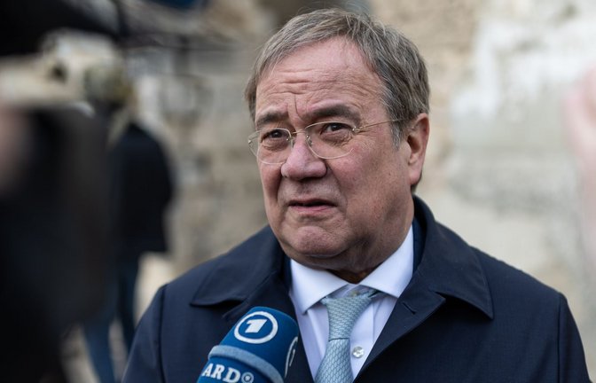Armin Laschet rast durch die Stadt und bekommt einen Monat Fahrverbot.<span class='image-autor'>Foto: dpa/Hannes P Albert</span>