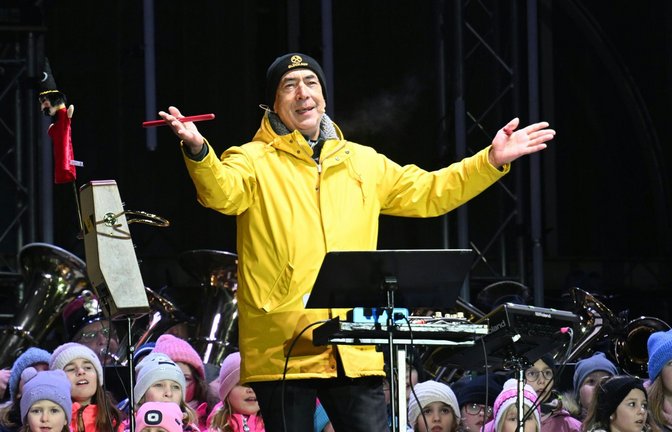 Hubert von Goisern mit Teilen seines Chors<span class='image-autor'>Foto: dpa/Helmut Fohringer</span>