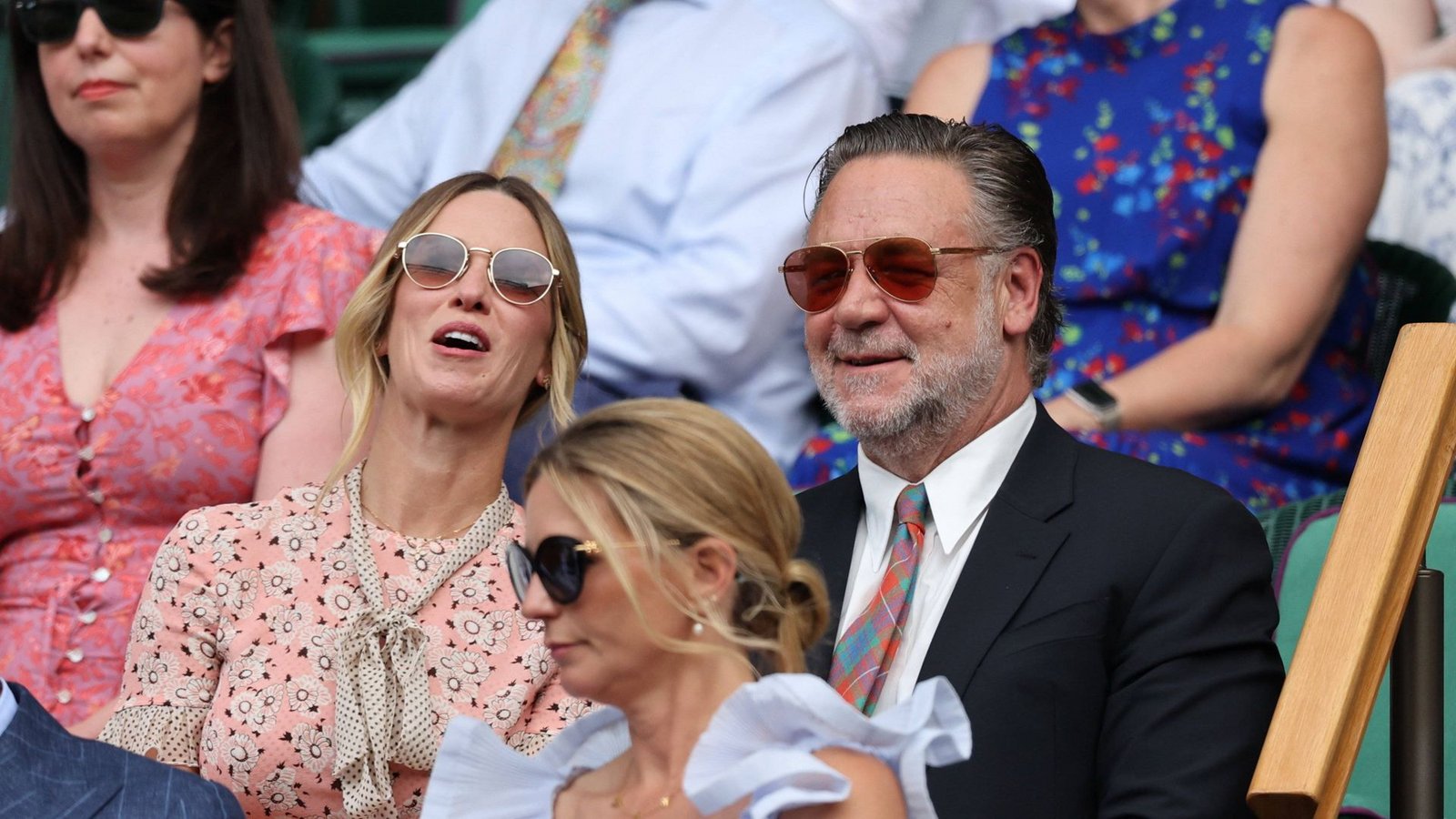 Auch der Schauspieler Russel Crowe saß am Centre Court – er wurde von seiner Partnerin Britney Theriot begleitet.Foto: IMAGO/i Images