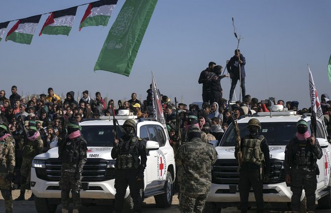 Hamas-Terroristen machen jede Rückgabe israelischer Geiseln zur Propaganda-Show. So auch zuletzt in Chan Junis.<span class='image-autor'>Foto: dpa/Abdel Kareem Hana</span>