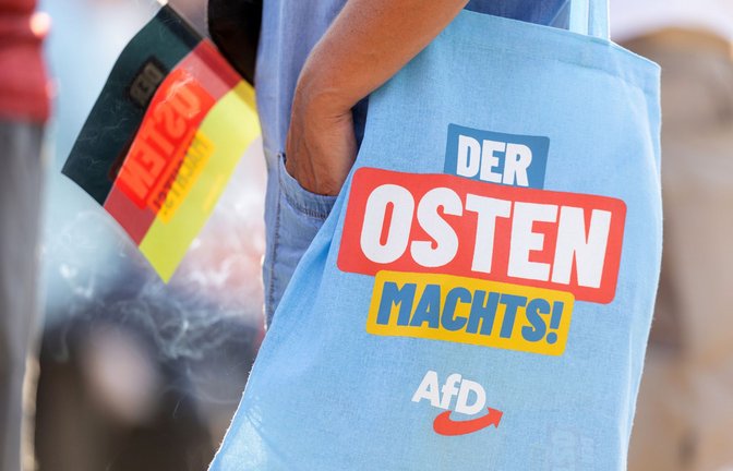 Eine Frau trägt eine Tasche mit der Aufschrift „Der Osten machts!“ beim Wahlkampf der AfD Thüringen auf dem Marktplatz.<span class='image-autor'>Foto: picture alliance/dpa/Michael Reichel</span>
