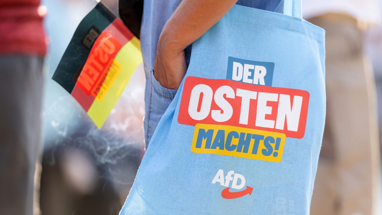 Eine Frau trägt eine Tasche mit der Aufschrift „Der Osten machts!“ beim Wahlkampf der AfD Thüringen auf dem Marktplatz.Foto: picture alliance/dpa/Michael Reichel Eine Frau trägt eine Tasche mit der Aufschrift „Der Osten machts!“ beim Wahlkampf der AfD Thüringen auf dem Marktplatz.Foto: picture alliance/dpa/Michael Reichel