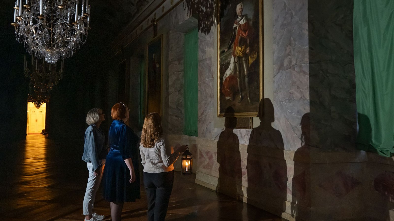 Die großen Leuchter bleiben aus: Das Gemälde von Herzog Karl Alexander beleuchten nur kleine Laternen.Foto: Isabela Pacini Die großen Leuchter bleiben aus: Das Gemälde von Herzog Karl Alexander beleuchten nur kleine Laternen.Foto: Isabela Pacini