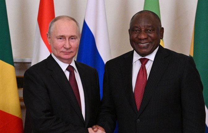 Im Frühjahr – als noch kein Haftbefehl gegen Wladimir Putin vorlag – zeigte er sich mit seinem Amtskollegen Ramaphosa.<span class='image-autor'>Foto: AFP/Ramil Sitdikov</span>