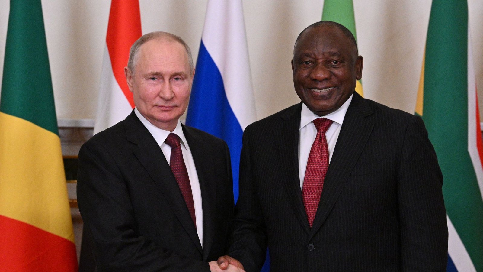 Im Frühjahr – als noch kein Haftbefehl gegen Wladimir Putin vorlag – zeigte er sich mit seinem Amtskollegen Ramaphosa.Foto: AFP/Ramil Sitdikov