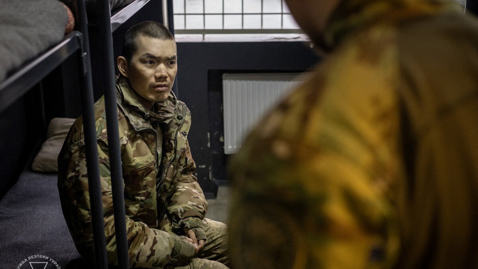Ukrainische Sicherheitskräfte haben dieses Foto veröffentlicht. Der Gefangene in russischer Uniform soll Chinese sein.Foto: Ukrainian Security Service