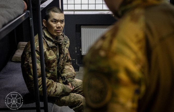 Ukrainische Sicherheitskräfte haben dieses Foto veröffentlicht. Der Gefangene in russischer Uniform soll Chinese sein.<span class='image-autor'>Foto: Ukrainian Security Service</span>