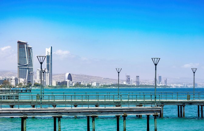 Die Stadt Limassol auf Zypern: Das Auswärtige Amt hat seine Hinweise für Reisende, die auf die Insel wollen, aktualisiert.<span class='image-autor'>Foto: IMAGO/Addictive Stock</span>