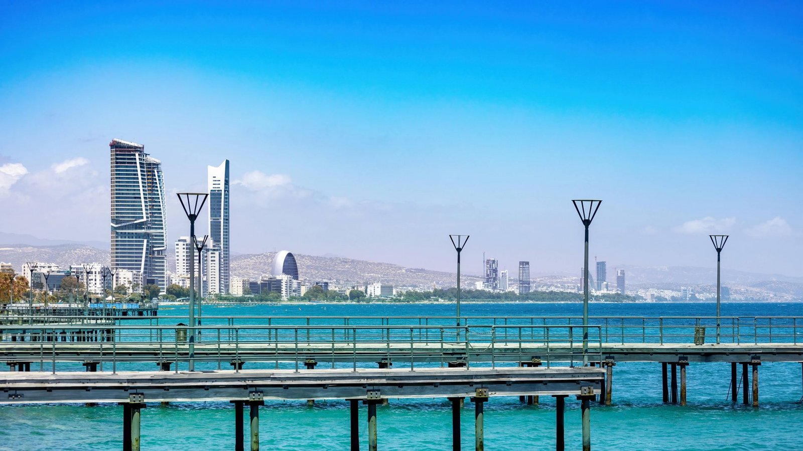 Die Stadt Limassol auf Zypern: Das Auswärtige Amt hat seine Hinweise für Reisende, die auf die Insel wollen, aktualisiert.Foto: IMAGO/Addictive Stock Die Stadt Limassol auf Zypern: Das Auswärtige Amt hat seine Hinweise für Reisende, die auf die Insel wollen, aktualisiert.Foto: IMAGO/Addictive Stock
