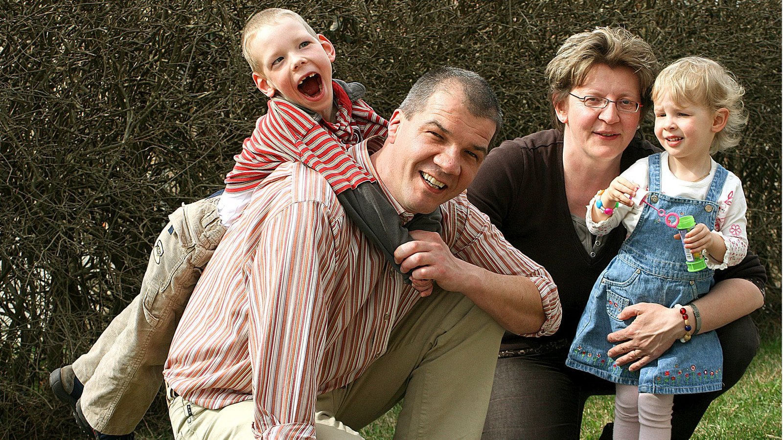 Schnappschuss aus dem Sommer 2009: Der achtjährige Tobias auf dem Rücken seines Vaters Bernhard König, Elisabeth König hält ihre Tochter Manuela im Arm.Foto: privat Schnappschuss aus dem Sommer 2009: Der achtjährige Tobias auf dem Rücken seines Vaters Bernhard König, Elisabeth König hält ihre Tochter Manuela im Arm.Foto: privat