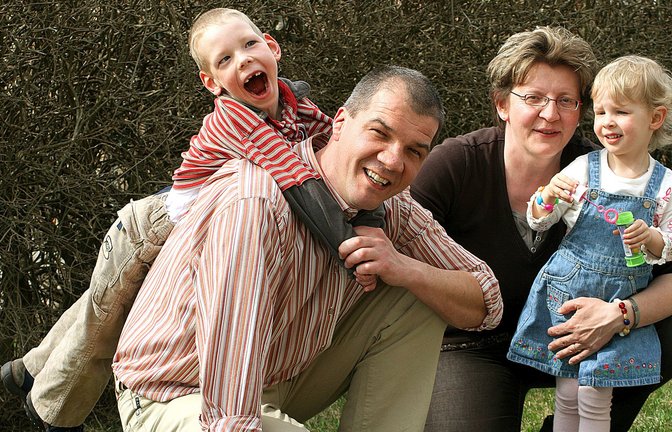 Schnappschuss aus dem Sommer 2009: Der achtjährige Tobias auf dem Rücken seines Vaters Bernhard König, Elisabeth König hält ihre Tochter Manuela im Arm.<span class='image-autor'>Foto: privat</span>