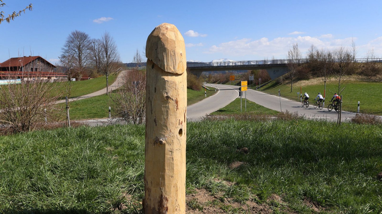 Der mysteriöse Holzpenis von Heimenkirch im Jahr 2021. Nun sind die Phallus-Darstellungen zurück.Foto: dpa Der mysteriöse Holzpenis von Heimenkirch im Jahr 2021. Nun sind die Phallus-Darstellungen zurück.Foto: dpa