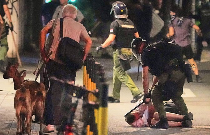 Die Polizei geht mit Härte gegen Demonstranten vor. (Archivbild)<span class='image-autor'>Foto: AP/dpa/Darko Vojinovic</span>