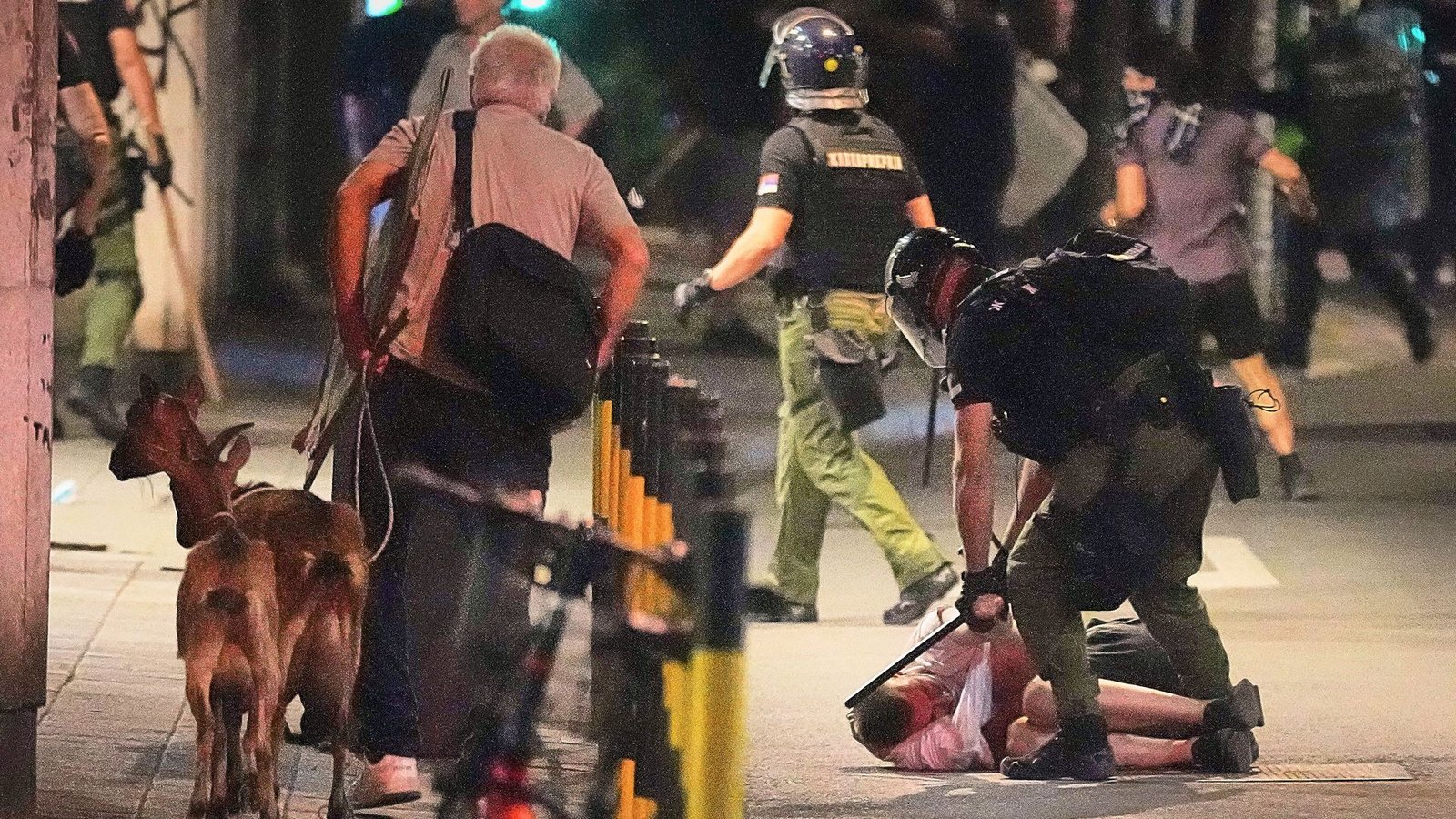 Die Polizei geht mit Härte gegen Demonstranten vor. (Archivbild)Foto: AP/dpa/Darko Vojinovic Die Polizei geht mit Härte gegen Demonstranten vor. (Archivbild)Foto: AP/dpa/Darko Vojinovic