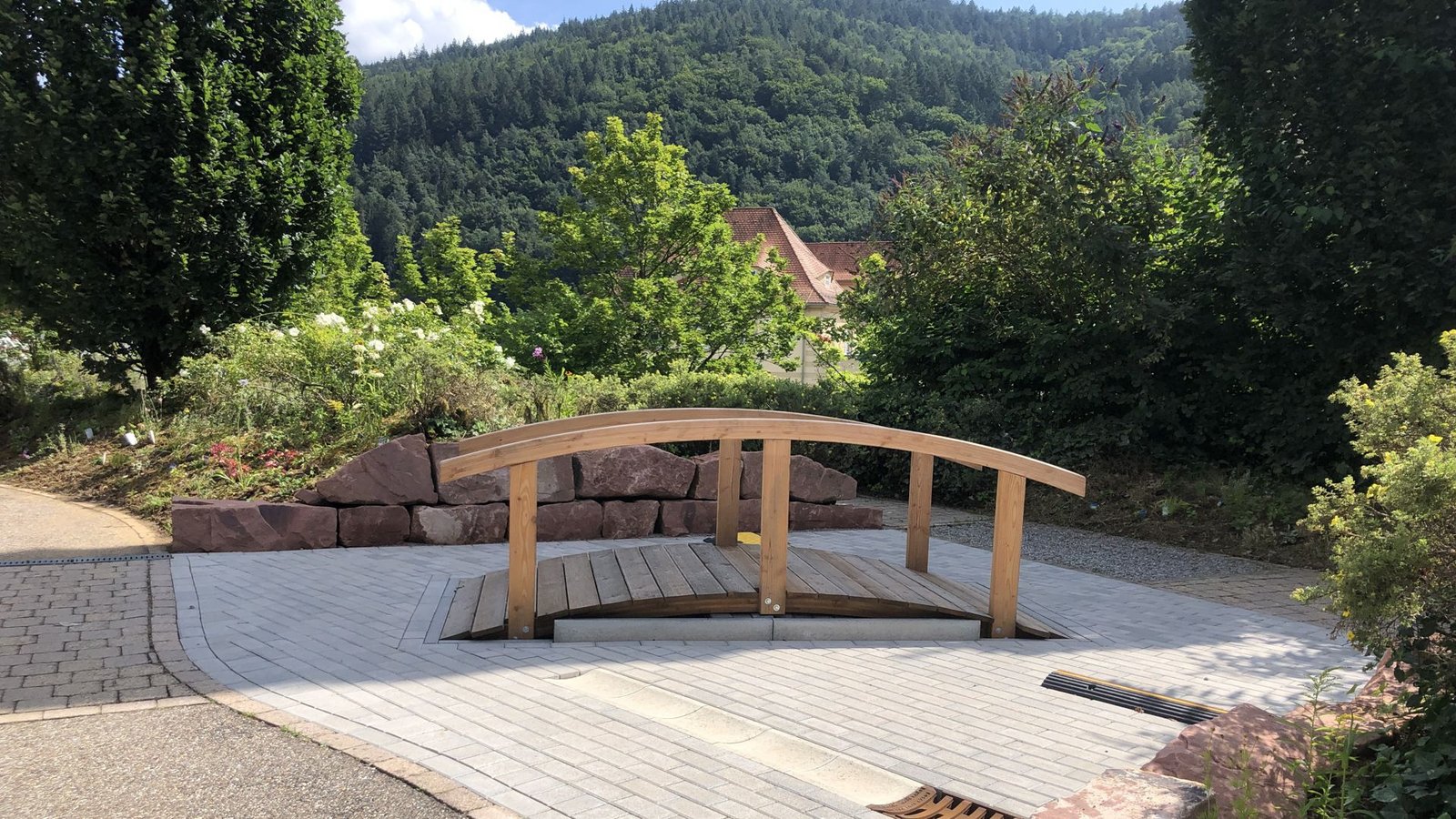 Auf der kleinen Holzbrücke trainiert man mit Steigungen und Gefällen umzugehen.Foto: Viviana Bastone