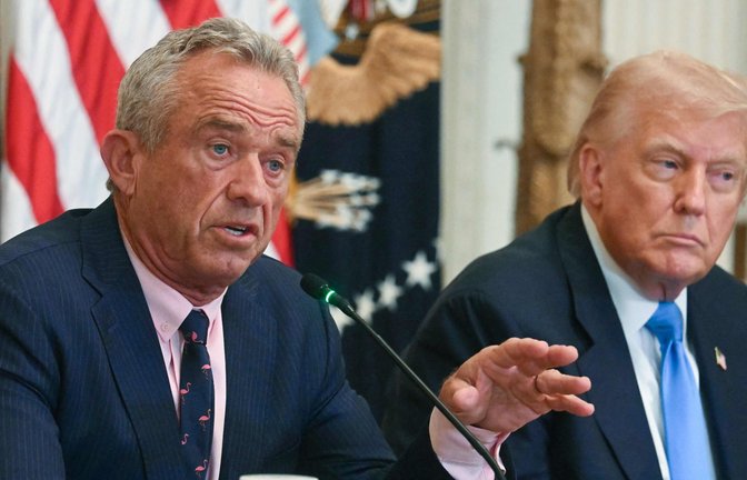 US-Präsident Donald Trump (re.) und sein Gesundheitsminister Robert F. Kennedy führen einen Feldzug gegen die unabhängige Wissenschaft und Forschung der USA.<span class='image-autor'>Foto: AFP/Jim Watson</span>