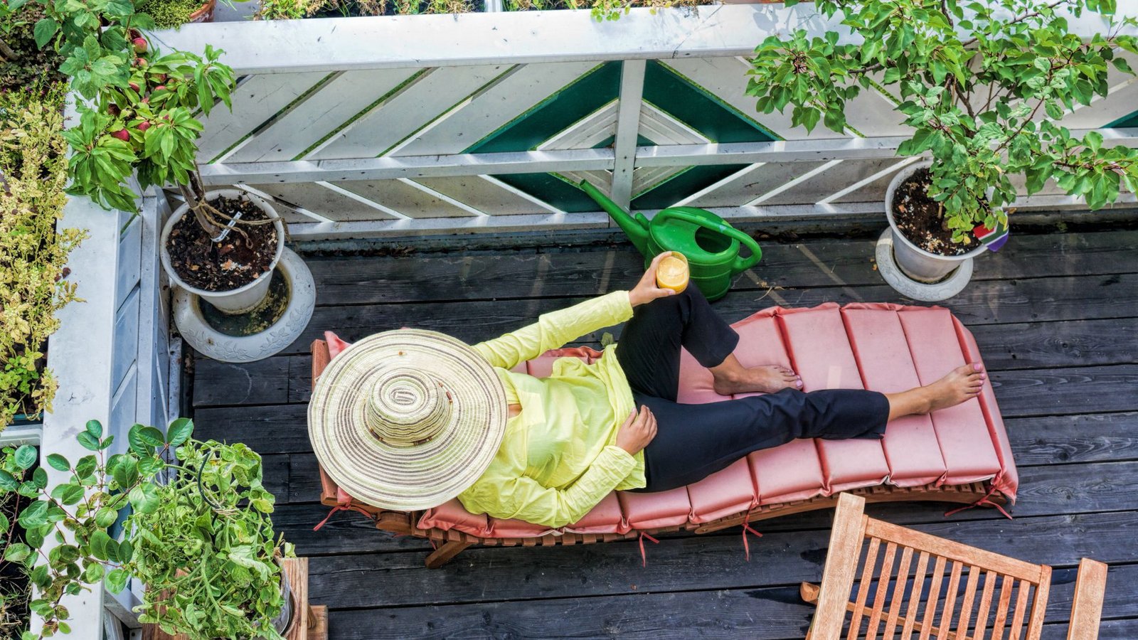 Relaxen auf dem eigenen Balkon, aber keine Lust auf aufwendige Gartenarbeit? Mit unseren Tipps gelingt das. (Symbolbild)Foto: ArTo/
stock.adobe.com Relaxen auf dem eigenen Balkon, aber keine Lust auf aufwendige Gartenarbeit? Mit unseren Tipps gelingt das. (Symbolbild)Foto: ArTo/
stock.adobe.com