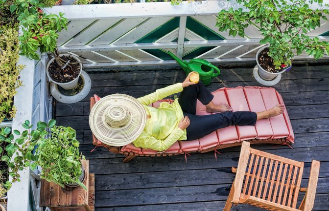 Relaxen auf dem eigenen Balkon, aber keine Lust auf aufwendige Gartenarbeit? Mit unseren Tipps gelingt das. (Symbolbild)<span class='image-autor'>Foto: ArTo/
stock.adobe.com</span>