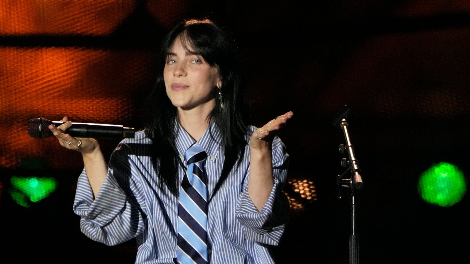 Der US-Popstar Billie Eilish kündigt ihre "Hit Me Hard and Soft"-Tour für das Jahr 2025 an.Foto: Lewis Joly/AP/dpa Der US-Popstar Billie Eilish kündigt ihre "Hit Me Hard and Soft"-Tour für das Jahr 2025 an.Foto: Lewis Joly/AP/dpa