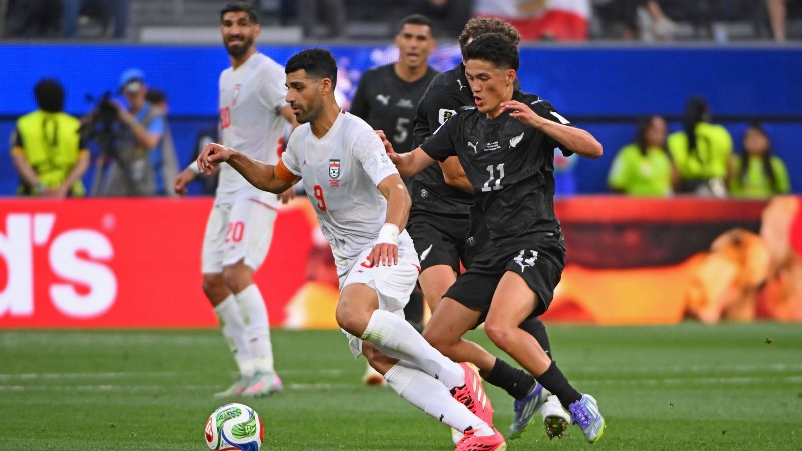 Erst, als der TV-Kommentator den Iraner Mehdi Taremi im weißen Trikot erkannte, bemerkte er die peinliche Verwechslung.Foto: IMAGO/Action Plus Erst, als der TV-Kommentator den Iraner Mehdi Taremi im weißen Trikot erkannte, bemerkte er die peinliche Verwechslung.Foto: IMAGO/Action Plus