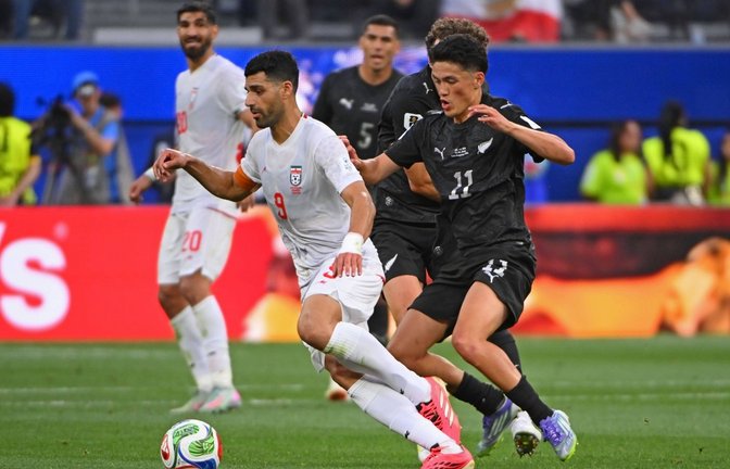 Erst, als der TV-Kommentator den Iraner Mehdi Taremi im weißen Trikot erkannte, bemerkte er die peinliche Verwechslung.<span class='image-autor'>Foto: IMAGO/Action Plus</span>