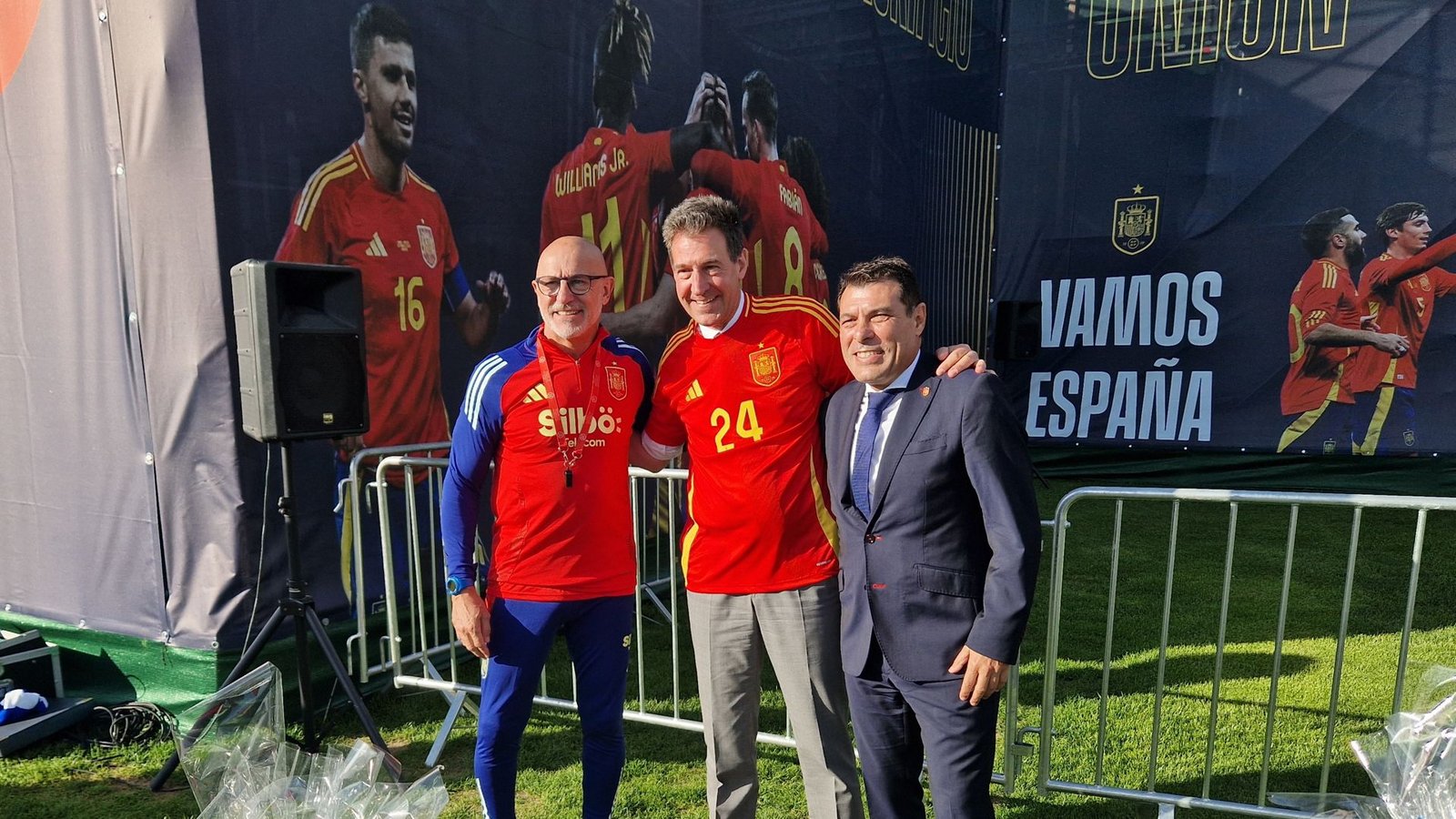 Spaniens Nationaltrainer Luis de la Fuente (l.) und Alejandro Morales Mansito, Vorstandsmitglied des spanischen Fußballverbands (r.), überreichen Donaueschingens Oberbürgermeister Erik Pauly ein Trikot der spanischen Nationalmannschaft.Foto: Stadt Donaueschingen /Grüninger Spaniens Nationaltrainer Luis de la Fuente (l.) und Alejandro Morales Mansito, Vorstandsmitglied des spanischen Fußballverbands (r.), überreichen Donaueschingens Oberbürgermeister Erik Pauly ein Trikot der spanischen Nationalmannschaft.Foto: Stadt Donaueschingen /Grüninger