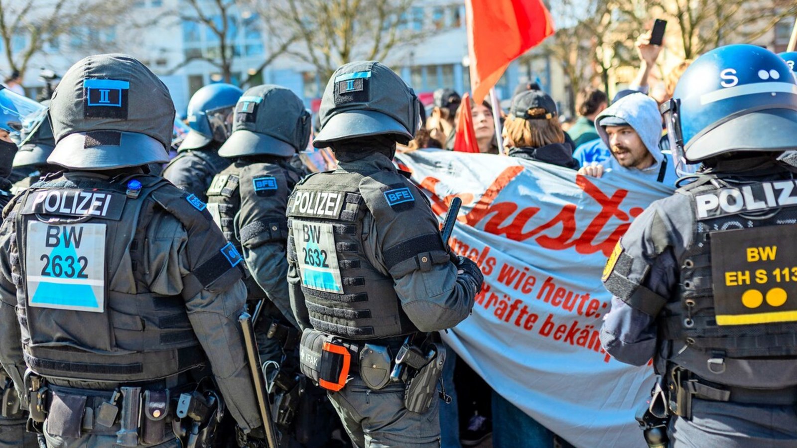 Bei einer Demonstration gegen eine rechte Kundgebung ist es zu Auseinandersetzungen mit der Polizei gekommen.Foto: Lichtgut/Julian Rettig
