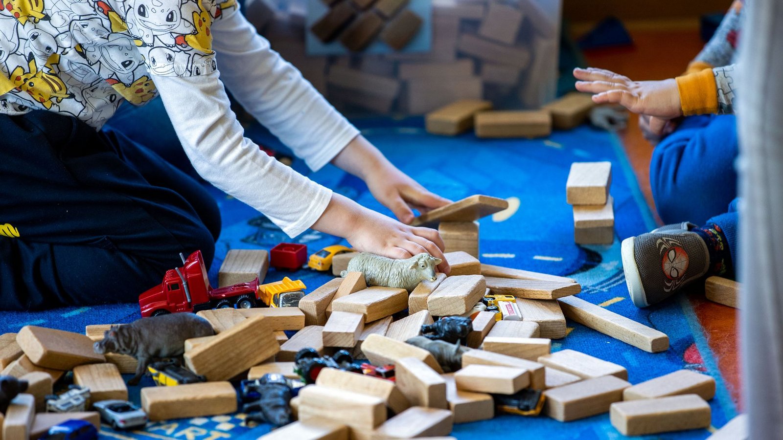 Eingeschränkte Betreuungszeiten, fehlende Plätze – in Kitas im Land gibt es aktuell viele Probleme. Der Landeselternbeirat, der sich Anfang kommenden Jahres gründet, könnte wichtige Impulse geben.Foto: dpa/Jens Büttner
