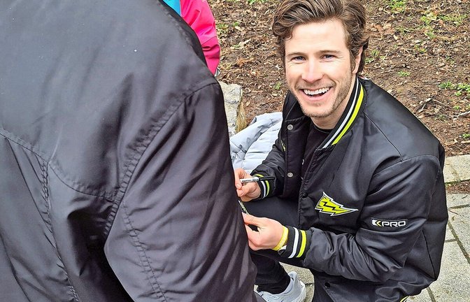 Footballer tun Gutes: Auch die Autogramme von Lasse Engel waren sehr gefragt.<span class='image-autor'>Foto: red</span>