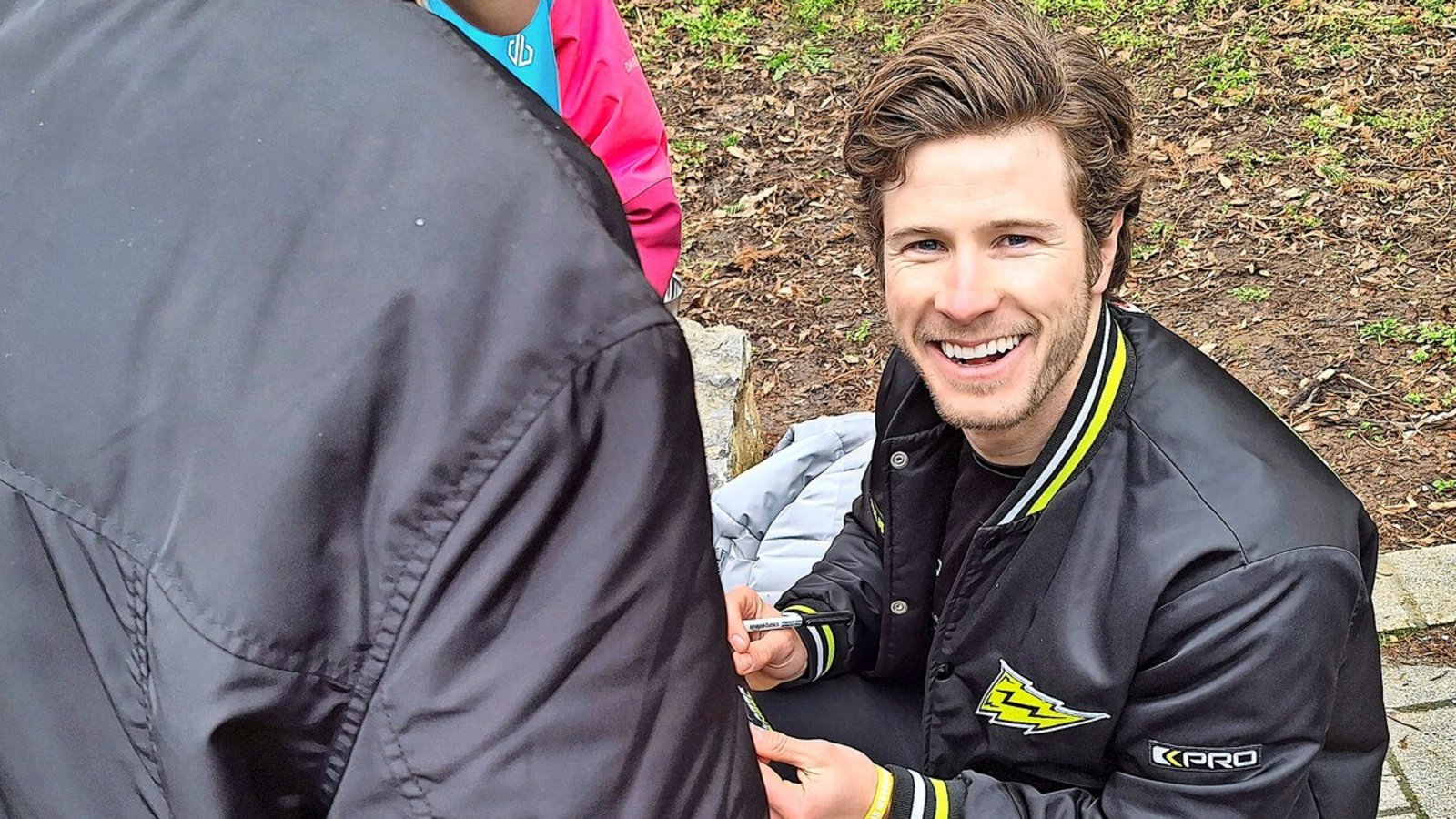 Footballer tun Gutes: Auch die Autogramme von Lasse Engel waren sehr gefragt.Foto: red