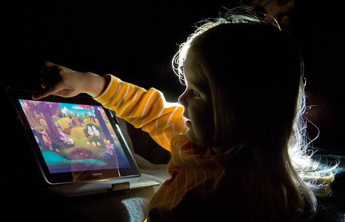 Medienkonsum statt Bewegung: Schon kleine Kinder verbringen viel Zeit mit Handy und Tablet.<span class='image-autor'>Foto: dpa/Boris Roessler</span>