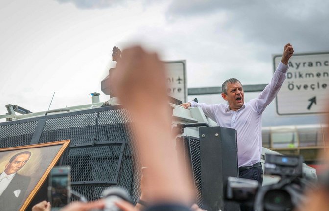 Der abgesetzte Oppositionsführer Özgür Özel auf einem Wasserwerfer der Polizei – er will jetzt nicht aufgeben.<span class='image-autor'>Foto: AFP</span>
