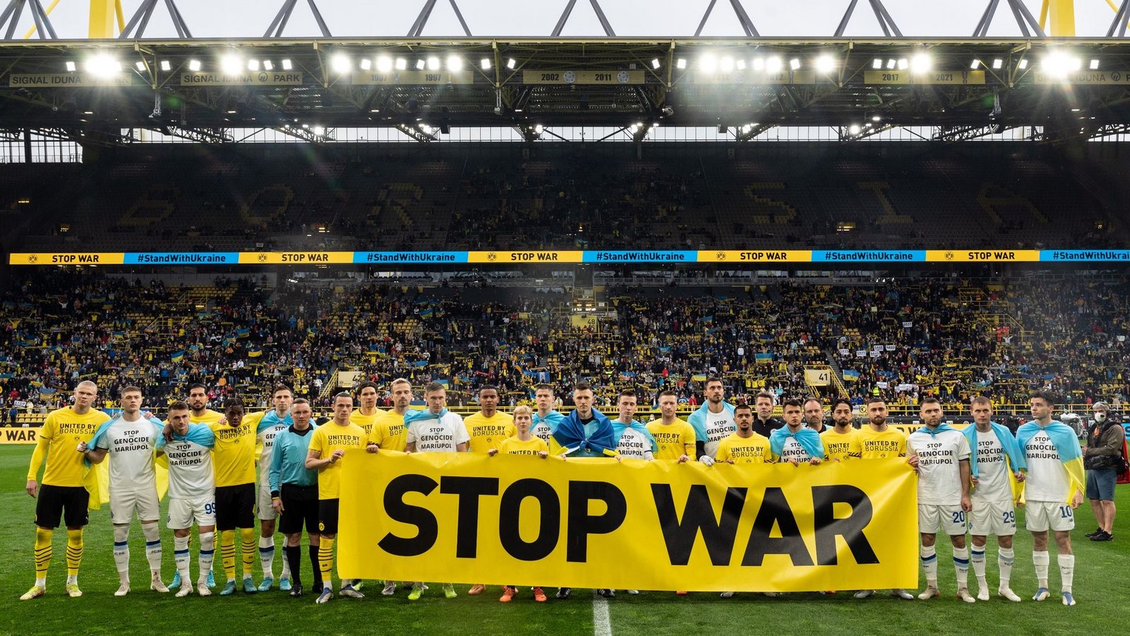 Vor dem Spiel geben beide Teams mit einem Banner ein Statement gegen den Krieg in der Ukraine ab.Foto: Bernd Thissen/dpa