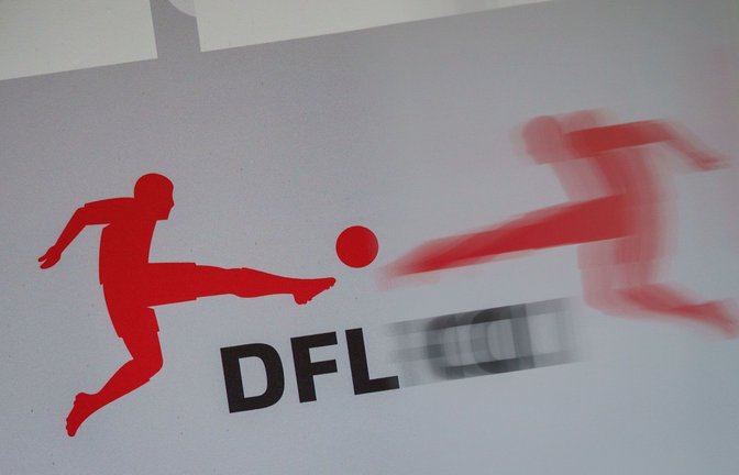 Das Logo der Deutschen Fußball Liga (DFL) spiegelt sich vor Beginn einer Pressekonferenz in einer transparenten Trennscheibe.<span class='image-autor'>Foto: Frank Rumpenhorst/dpa</span>