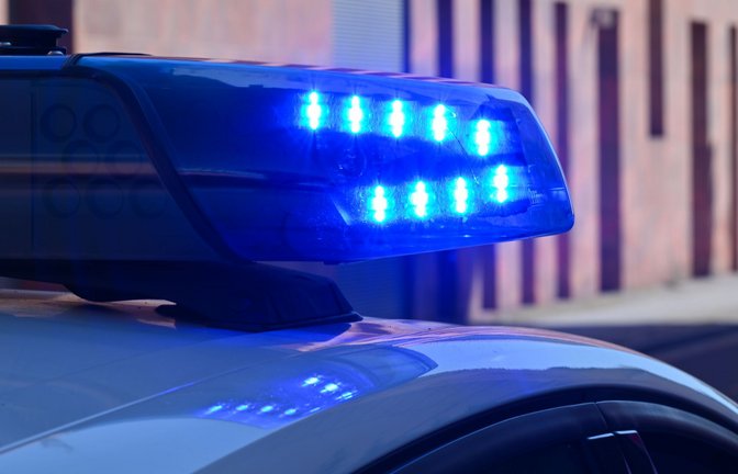 Die Polizei befindet sich nach dem Fund einer Frauenleiche im Großeinsatz. (Symbolbild)<span class='image-autor'>Foto: Patrick Pleul/dpa</span>