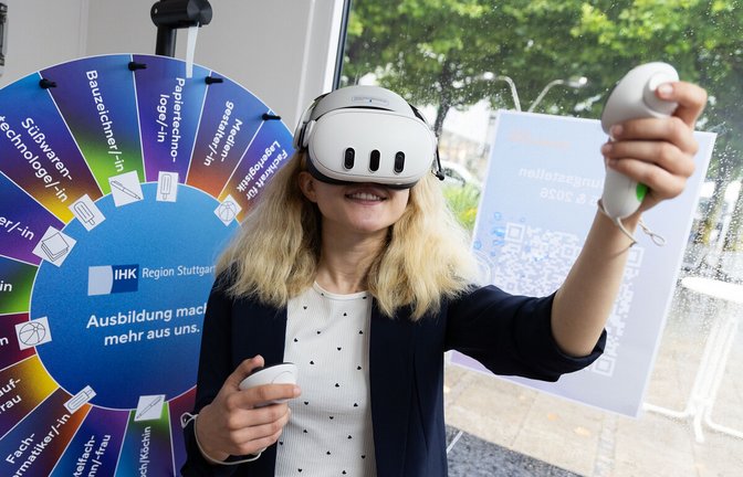 Der Pop-up-Store der IHK  mit VR-Brille und Glücksrad<span class='image-autor'>Foto: Lichtgut/Leif Piechowski</span>