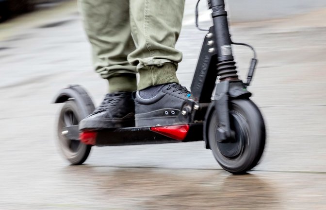 Der E-Scooter-Fahrer soll während der Fahrt onaniert haben. (Symbolbild)<span class='image-autor'>Foto: dpa/Christoph Soeder</span>